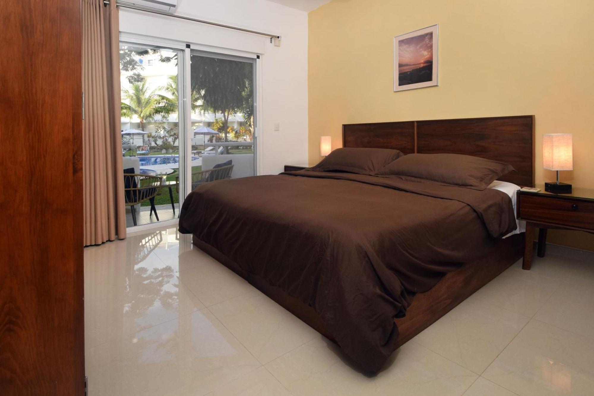 Holiday home Pool, Near Marinas, Reefs, Family Fun, 2br Condo, Main Level