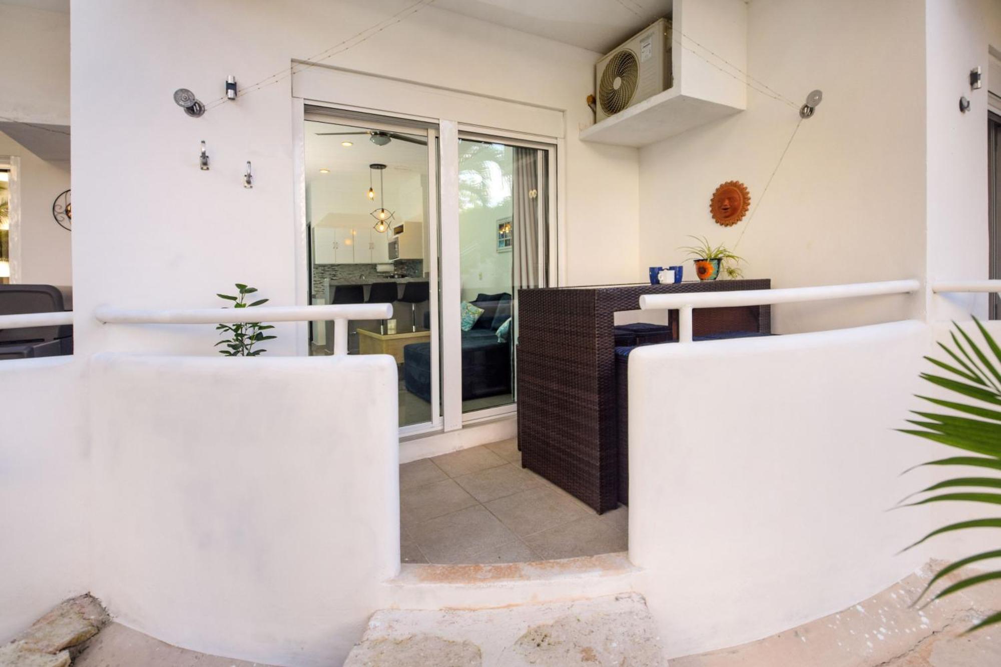Pool, Near Marinas, Reefs, Family Fun, 2br Condo, Main Level Holiday home *
