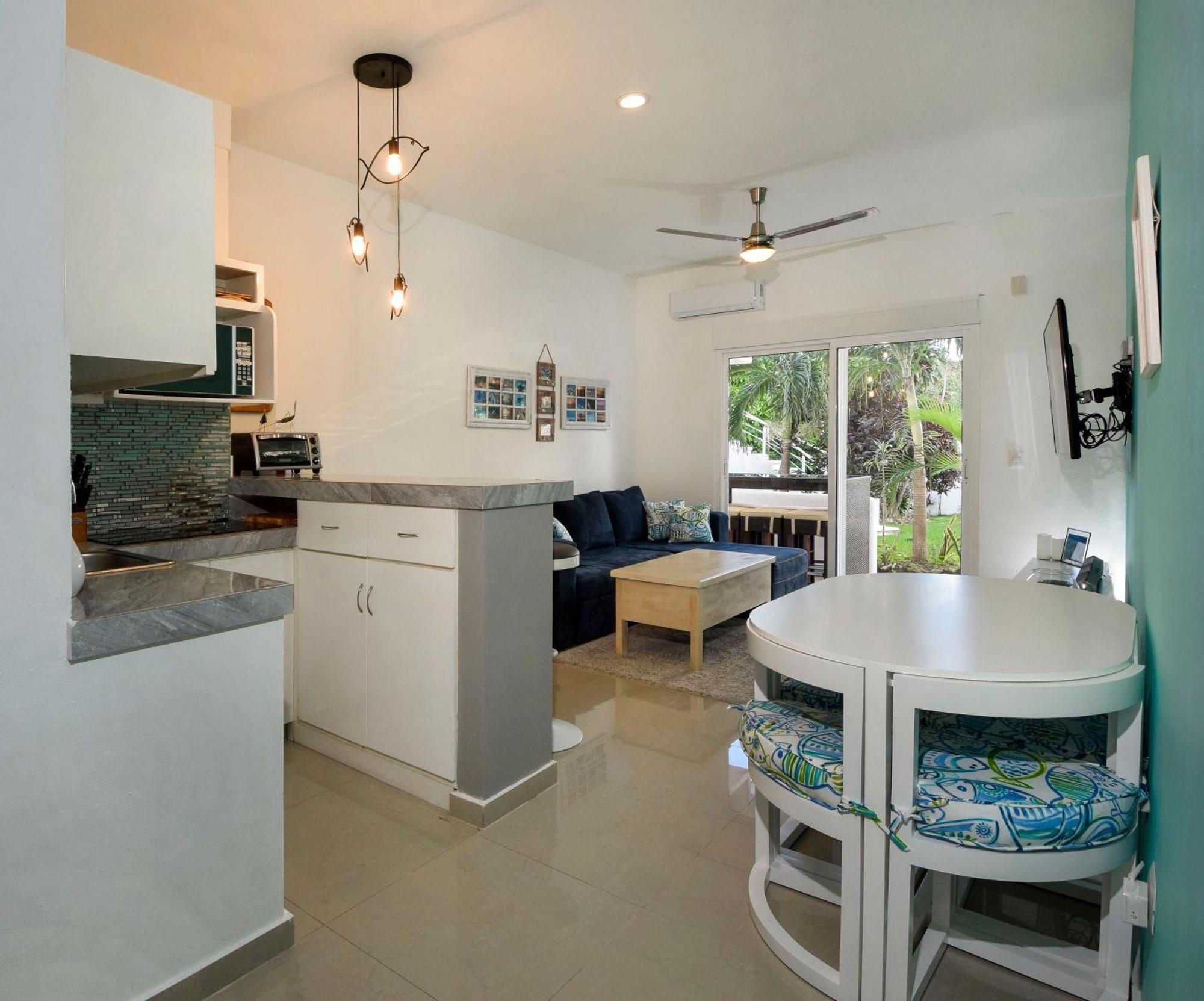 Holiday home Pool, Near Marinas, Reefs, Family Fun, 2br Condo, Main Level *