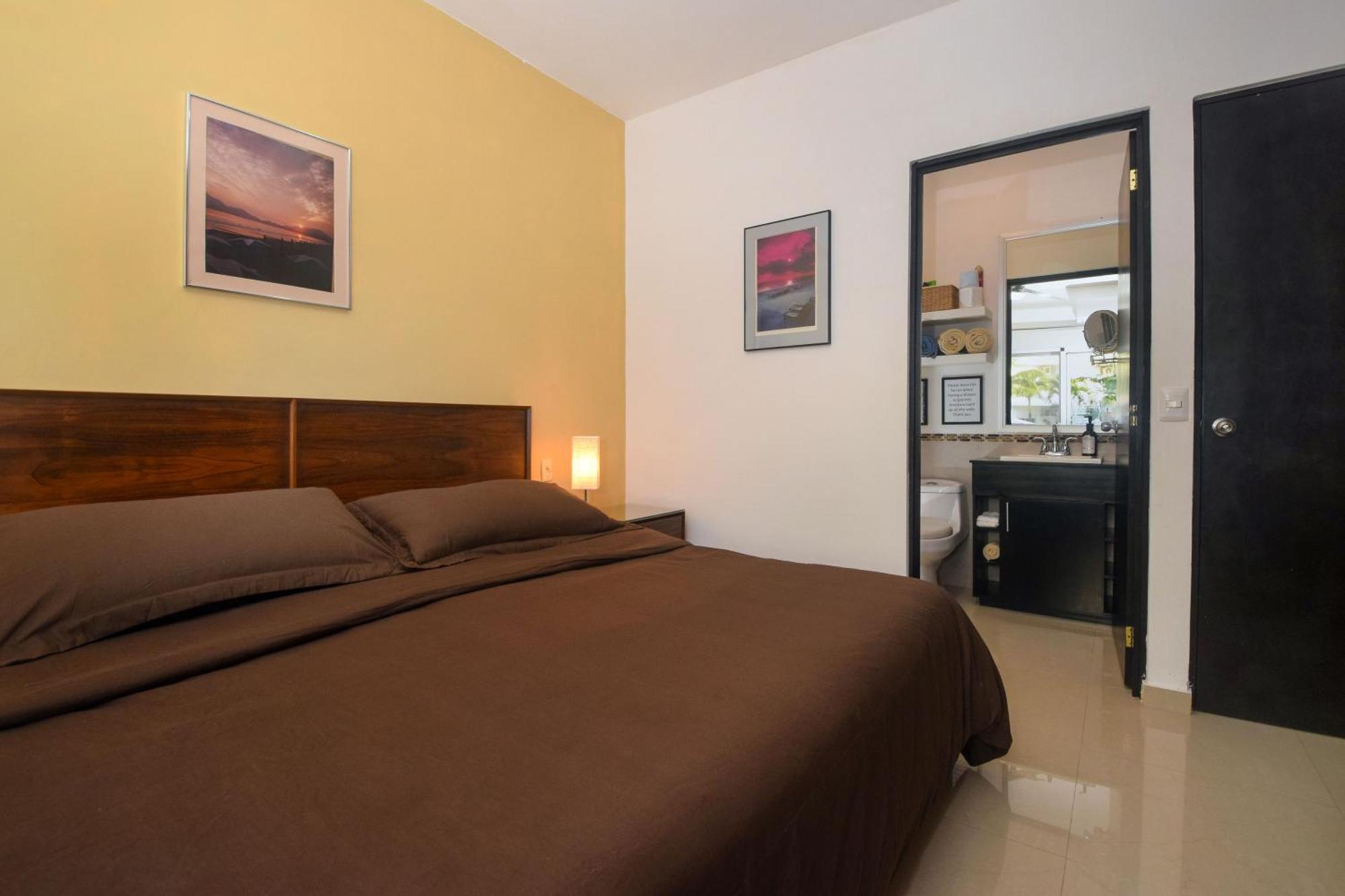 Pool, Near Marinas, Reefs, Family Fun, 2br Condo, Main Level Holiday home Cozumel