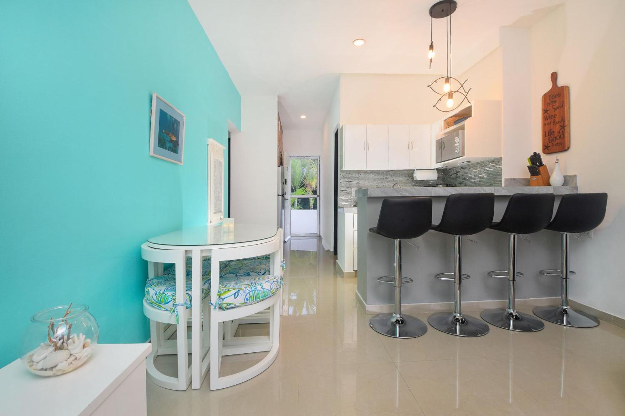 Pool, Near Marinas, Reefs, Family Fun, 2br Condo, Main Level Holiday home *